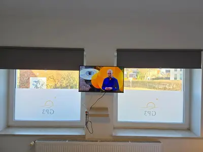 TV/Unterhaltungsangebot in der Unterkunft Pension GP3, Zimmer mit Kochnische und Duschbad vor den Toren Berlins