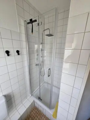 Ein Badezimmer in der Unterkunft Pension GP3, Zimmer mit Kochnische und Duschbad vor den Toren Berlins
