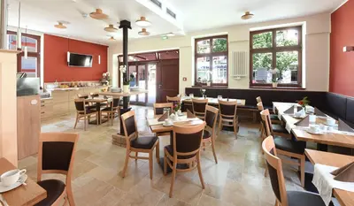 Ein Restaurant oder anderes Speiselokal in der Unterkunft Port Inn Hotel