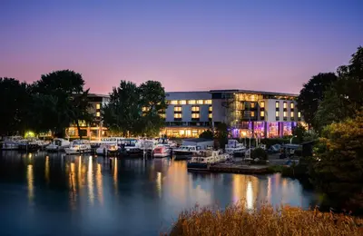 Blick auf einen Fluss in der Nähe des Hotels