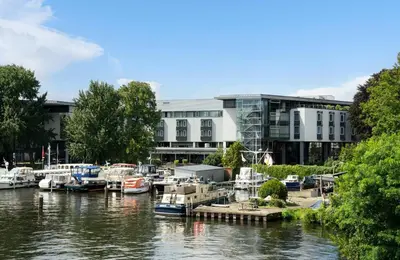Blick auf einen Fluss in der Nähe des Hotels