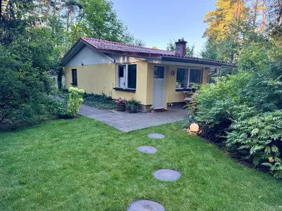 Ein Garten an der Unterkunft Ferienhaus im Wald