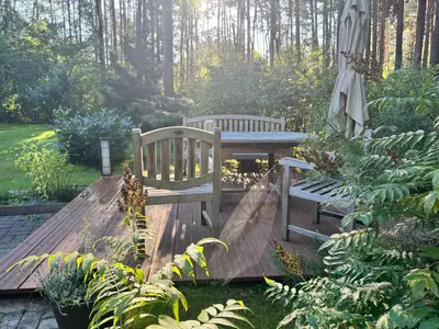 Ein Garten an der Unterkunft Ferienhaus im Wald