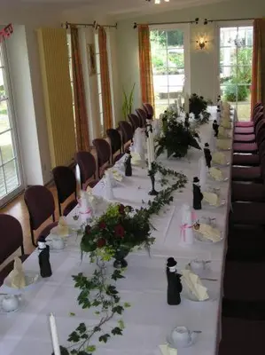 Ein Restaurant oder anderes Speiselokal in der Unterkunft Waldhotel Seelow