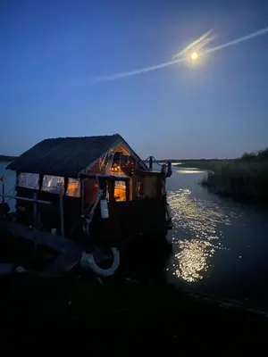 Blick auf einen Fluss in der Nähe des Bootes