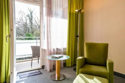 Ein Sitzbereich in der Unterkunft Schlosspark Hotel