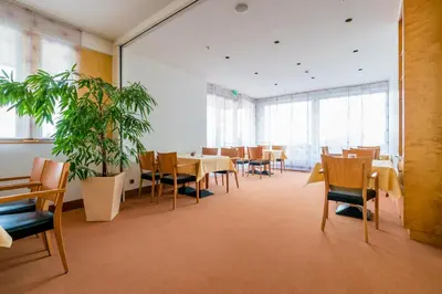 Ein Sitzbereich in der Unterkunft Schlosspark Hotel