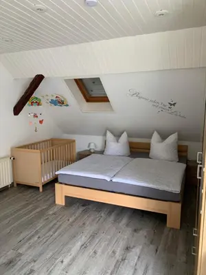 Ein Bett oder Betten in einem Zimmer der Unterkunft Ferienwohnung Zum Schloß