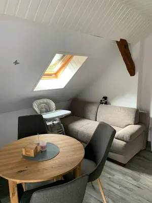 Ein Sitzbereich in der Unterkunft Ferienwohnung Zum Schloß
