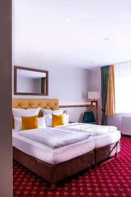 Ein Bett oder Betten in einem Zimmer der Unterkunft Hotel Fliegerheim
