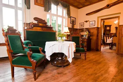 Ein Sitzbereich in der Unterkunft Hotel Fliegerheim
