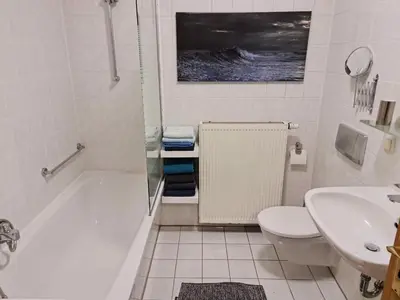 Ein Badezimmer in der Unterkunft KARINO helles Apartment über den Havel-Gärten auf der Dominsel
