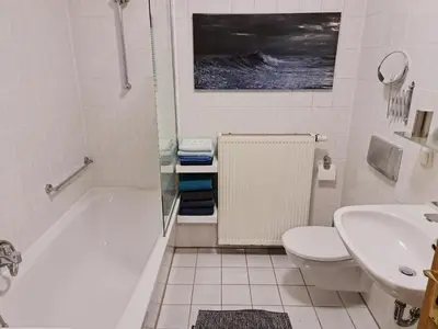 Ein Badezimmer in der Unterkunft KARINO helles Apartment über den Havel-Gärten auf der Dominsel