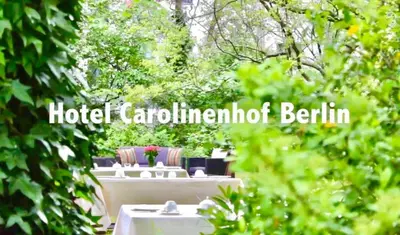 Ein Garten an der Unterkunft Hotel Carolinenhof