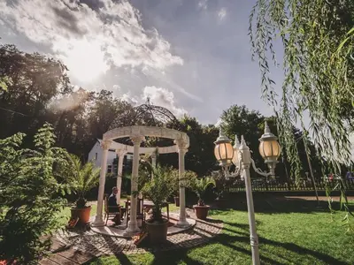 Ein Garten an der Unterkunft Seeschloß