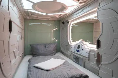 Ein Bett oder Betten in einem Zimmer der Unterkunft Space Night Capsule Hostel