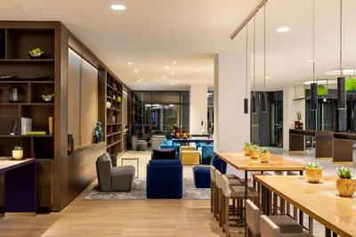 Ein Sitzbereich in der Unterkunft Vienna House by Wyndham Andel's Berlin