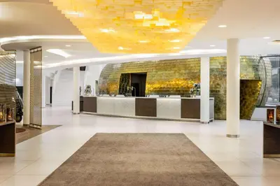 Lobby/Rezeption in der Unterkunft Vienna House by Wyndham Andel's Berlin