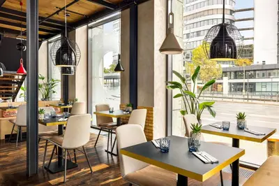 Ein Sitzbereich in der Unterkunft Vienna House by Wyndham Andel's Berlin