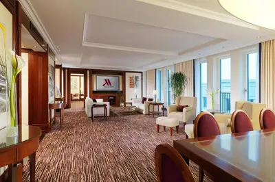 Ein Sitzbereich in der Unterkunft Berlin Marriott Hotel