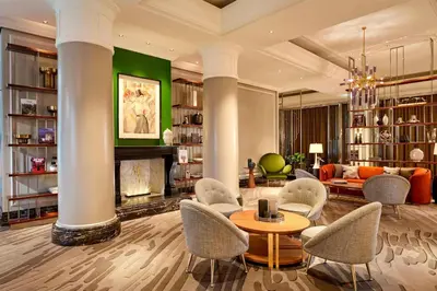 Ein Sitzbereich in der Unterkunft The Ritz-Carlton, Berlin