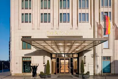 Eine Fassade oder ein Eingang zu The Ritz-Carlton, Berlin