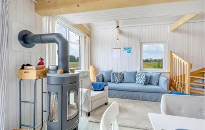 Ein Sitzbereich in der Unterkunft Cozy Home In Zerpenschleuse With Wifi