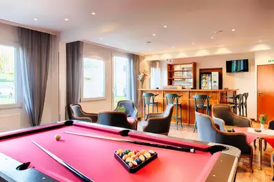 Ein Billardtisch in der Unterkunft Hotel B1