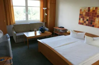 Ein Bett oder Betten in einem Zimmer der Unterkunft Hotel Kubrat an der Spree