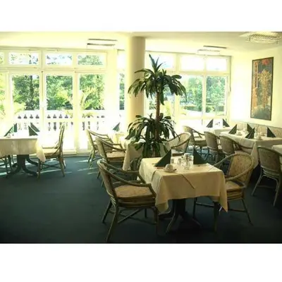 Ein Restaurant oder anderes Speiselokal in der Unterkunft Hotel Kubrat an der Spree