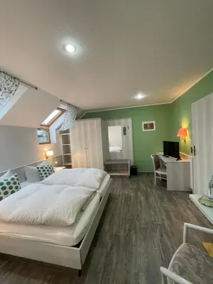 Ein Bett oder Betten in einem Zimmer der Unterkunft Eichenhof Hotel Garni