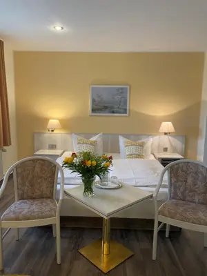 Ein Sitzbereich in der Unterkunft Eichenhof Hotel Garni