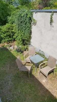 Ein Garten an der Unterkunft Apartment Blütenstadt Werder im Souterraine