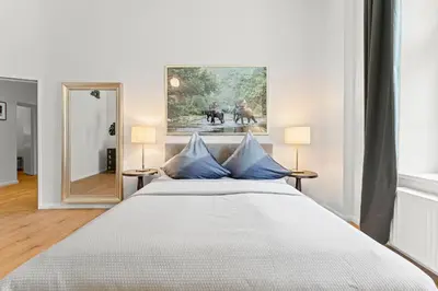 Ein Bett oder Betten in einem Zimmer der Unterkunft The Weichsel - Group Flat in Central Berlin, Family-Friendly, 3BR, 2 bath rooms, 4- 6 Guests