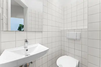 Ein Badezimmer in der Unterkunft The Weichsel - Group Flat in Central Berlin, Family-Friendly, 3BR, 2 bath rooms, 4- 6 Guests
