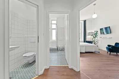 Ein Badezimmer in der Unterkunft The Weichsel - Group Flat in Central Berlin, Family-Friendly, 3BR, 2 bath rooms, 4- 6 Guests