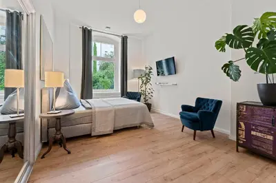 TV/Unterhaltungsangebot in der Unterkunft The Weichsel - Group Flat in Central Berlin, Family-Friendly, 3BR, 2 bath rooms, 4- 6 Guests