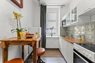Küche/Küchenzeile in der Unterkunft The Weichsel - Group Flat in Central Berlin, Family-Friendly, 3BR, 2 bath rooms, 4- 6 Guests