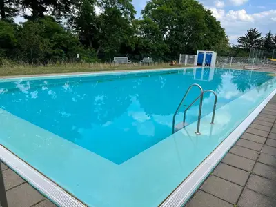 Der Swimmingpool an oder in der Nähe von Ferienwohnung Unter den Linden