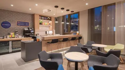 Ein Restaurant oder anderes Speiselokal in der Unterkunft Holiday Inn Express & Suites - Potsdam by IHG