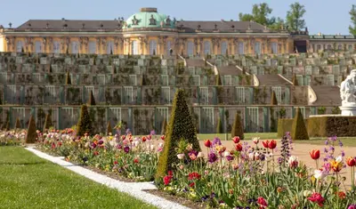 Ein Garten an der Unterkunft Holiday Inn Express & Suites - Potsdam by IHG