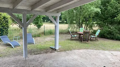 Ein Garten an der Unterkunft Ferienhaus Felix am Radweg im Naturschutzgebiet