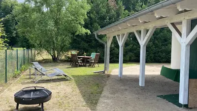 Ein Garten an der Unterkunft Ferienhaus Felix am Radweg im Naturschutzgebiet