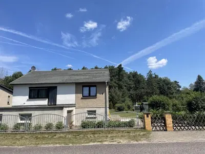 Das Gebäude in dem sich das Ferienhaus befindet