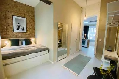 Ein Bett oder Betten in einem Zimmer der Unterkunft Wunderschöne Ladenwohnung in Kreuzberg