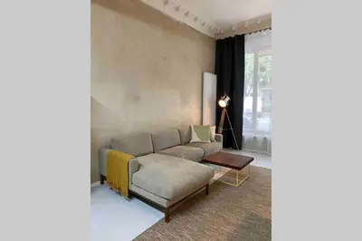 Ein Bett oder Betten in einem Zimmer der Unterkunft Wunderschöne Ladenwohnung in Kreuzberg