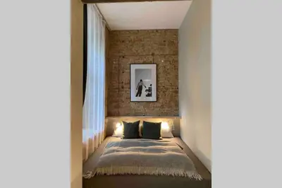 Ein Bett oder Betten in einem Zimmer der Unterkunft Wunderschöne Ladenwohnung in Kreuzberg