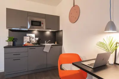 Küche/Küchenzeile in der Unterkunft Candlewood Suites Berlin Charlottenburg by IHG