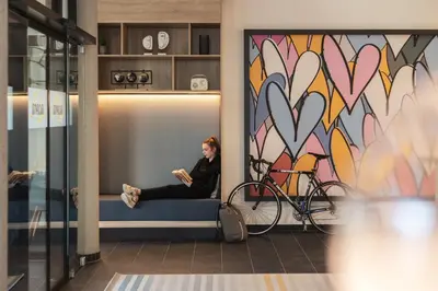 Ein Sitzbereich in der Unterkunft Candlewood Suites Berlin Charlottenburg by IHG