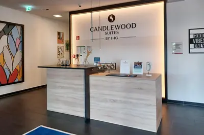 Ein Zertifikat, Auszeichnung, Logo oder anderes Dokument, das in der Unterkunft Candlewood Suites Berlin Charlottenburg by IHG ausgestellt ist